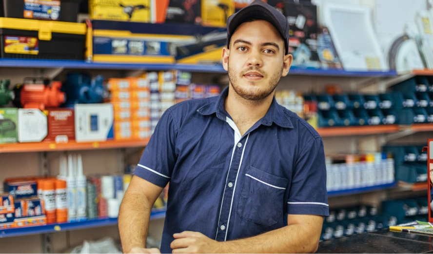 Dono de loja de peças de carro