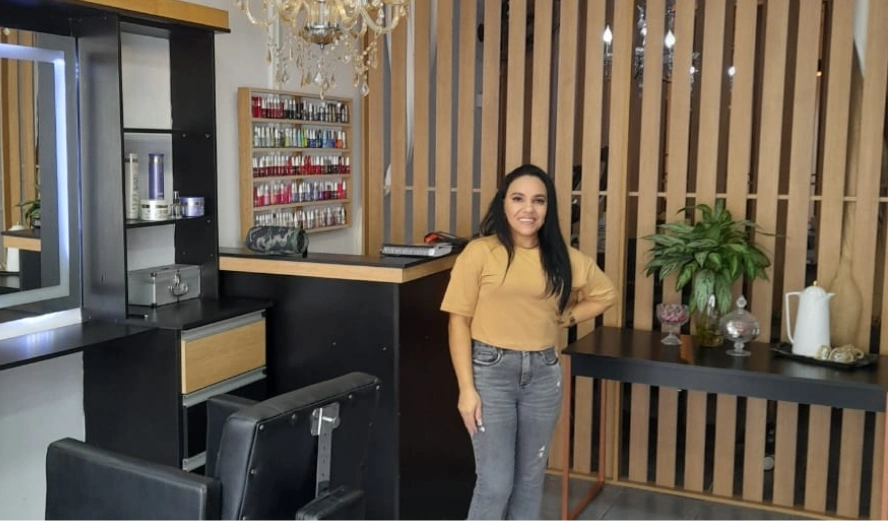 Cliente com salão reformado