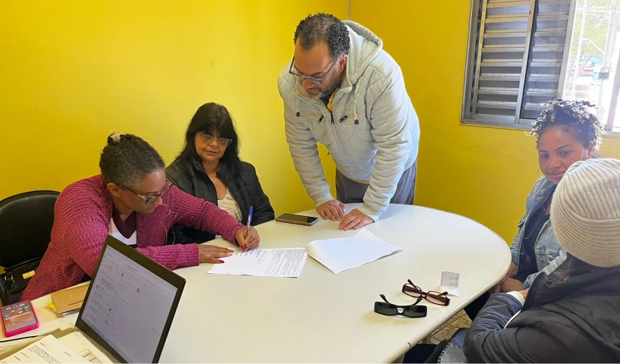 Clientes assinando contrato