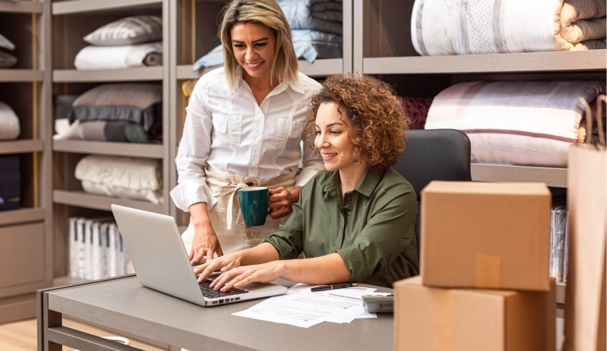Mulheres analisando estoque de mercadorias no PC